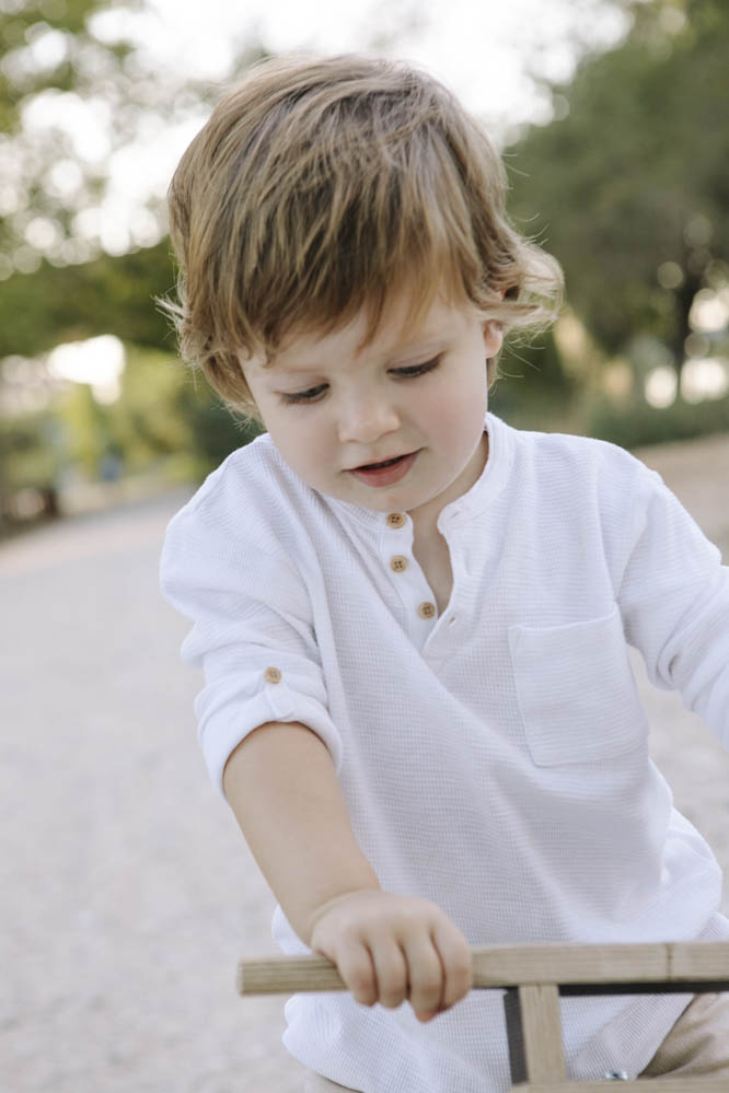 niño con bici de madera 2