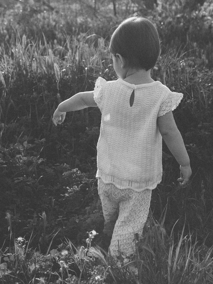 niña en el campo