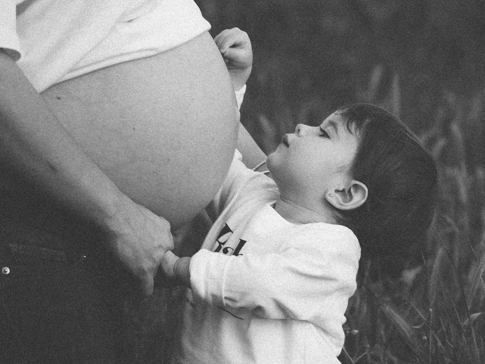 mujer embarazada e hija