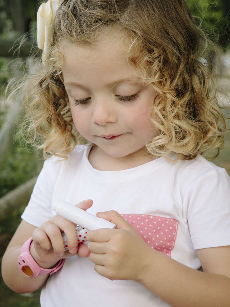 niña y pintalabios 2