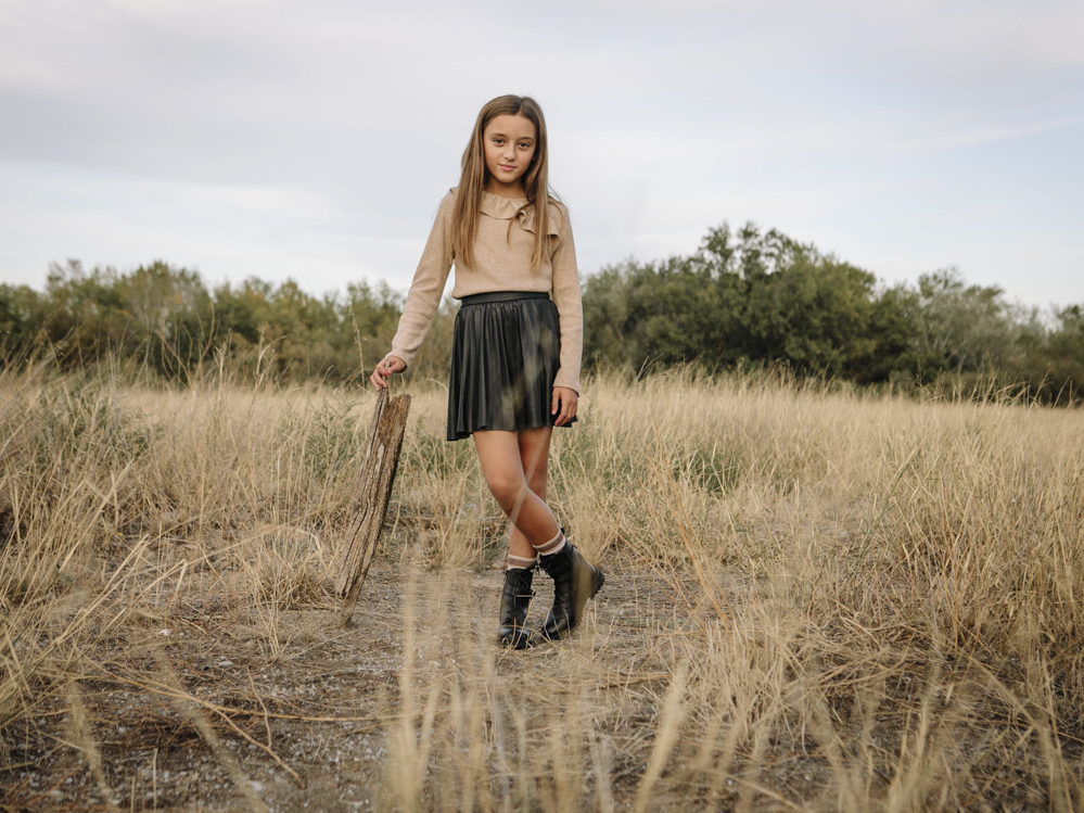 niña en el campo